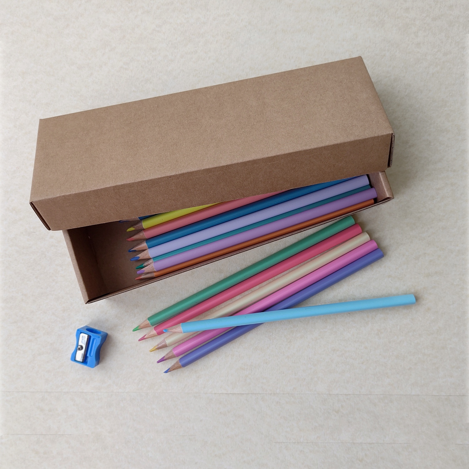 Моливи в пастелни цветове, 18 цвята, триъгълна форма