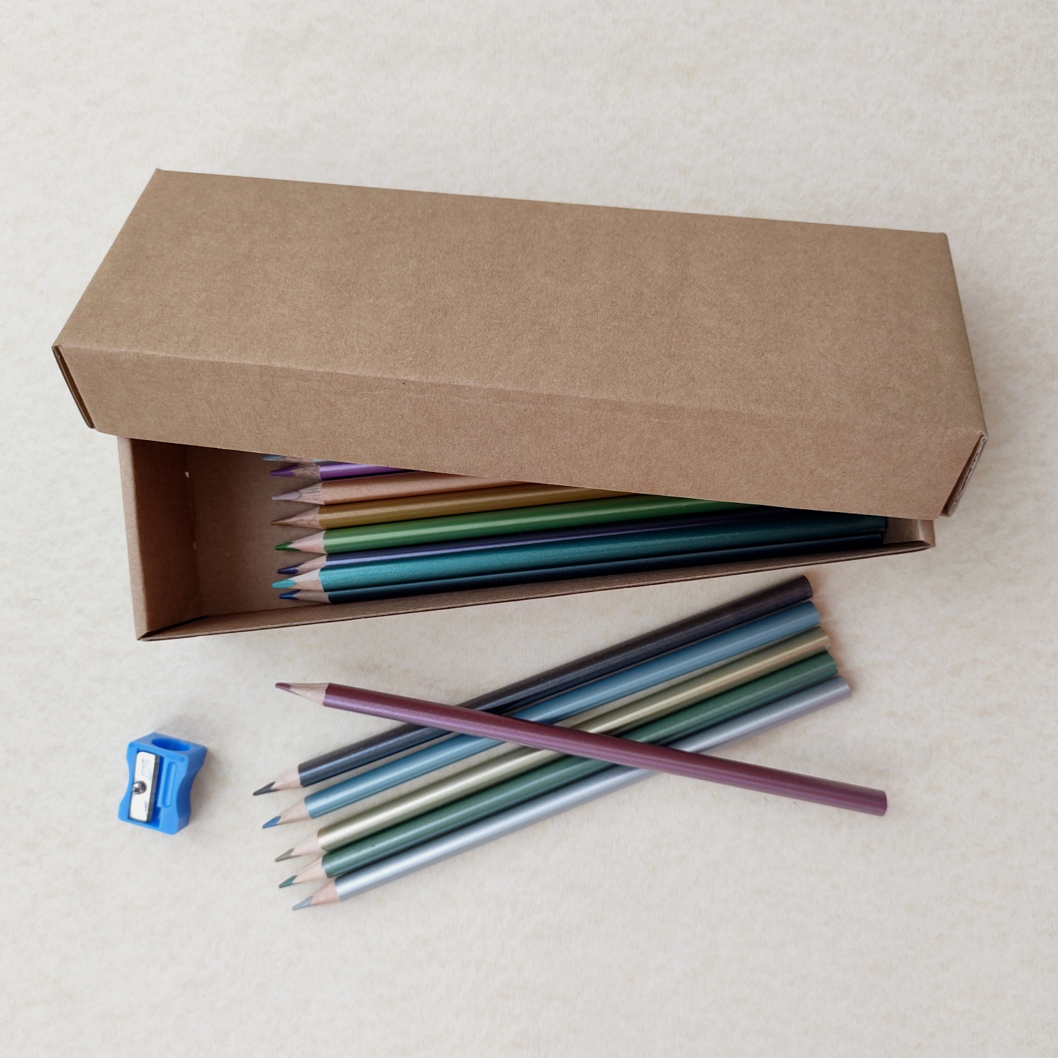 Моливи в перлени цветове, 18 цвята, триъгълна форма